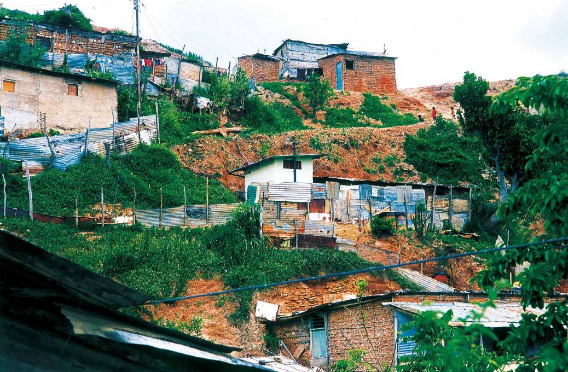 The “Dry Toilet” project (2003) in La Vega barrio, Caracas, was developed by Liyat Esakov and Marjetica Potrč: an ecologically safe toilet was built in a part of Caracas’s informal city that had no access to the water grid. The project was supported by the La Vega community of Caracas, the Caracas Case Project and the Federal Cultural Foundation of Germany, and the Venezuelan Ministry of Environment. | Photo: Andre Cypriano