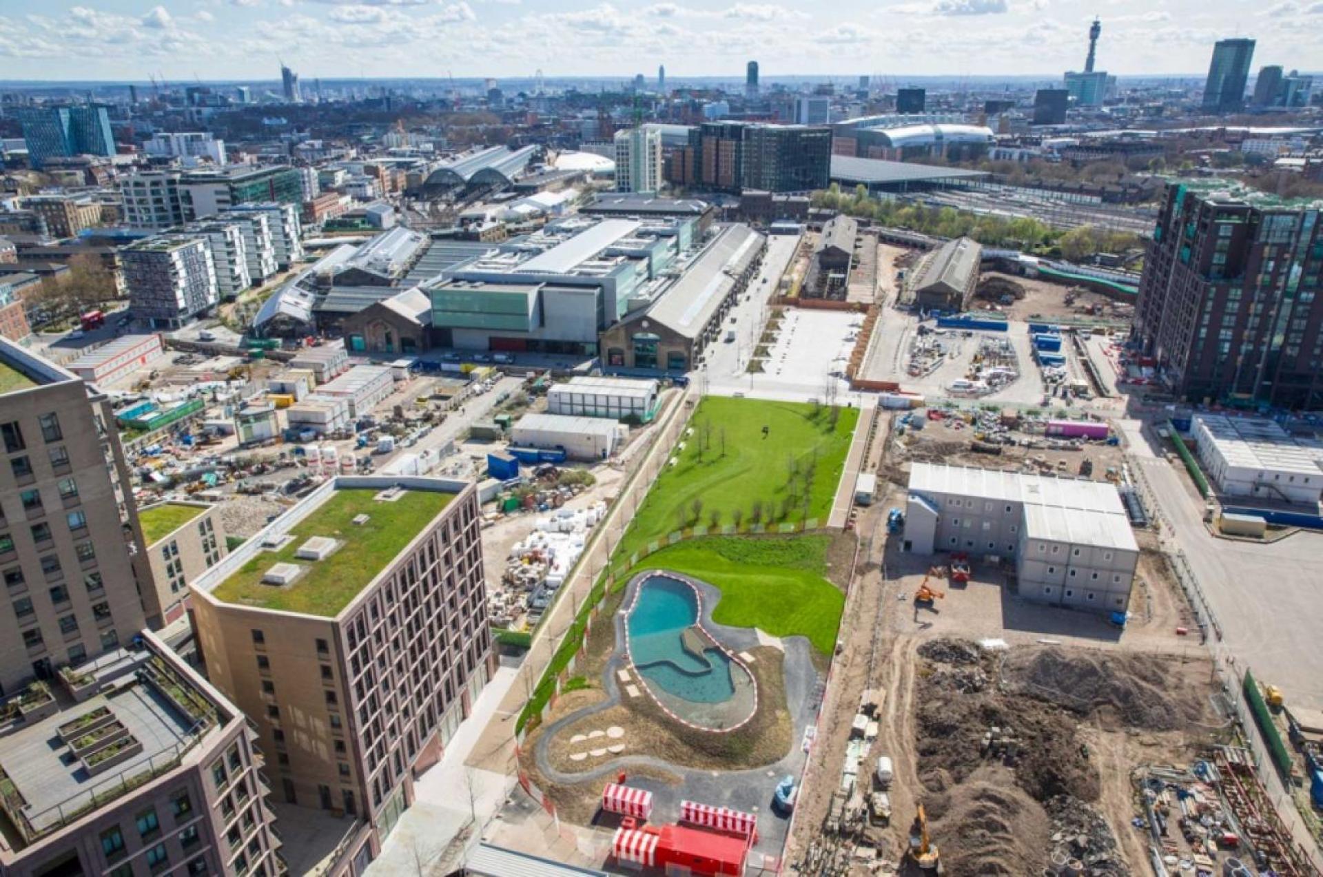 The King’s Cross Pond Club was a public art project, commissioned by King’s Cross Central Partnership as part of the Relay Art Program. OOZE and Marjetica Potrč occupied a temporary site in the midst of the King’s Cross construction site in London and created a micro-ecological environment with a natural swimming pond at its centre. | Photo © John Sturrock