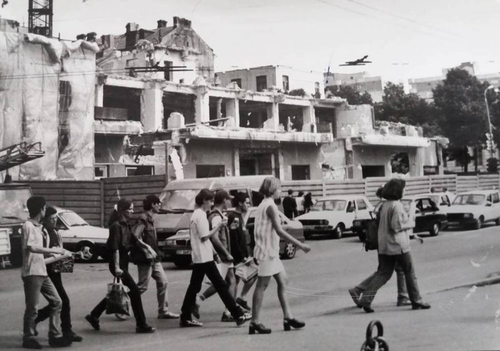 Coexistance of the ruins and life in Constanta. | Photo by Mihail Serbanescu, Cuget Liber newspaper (1997)